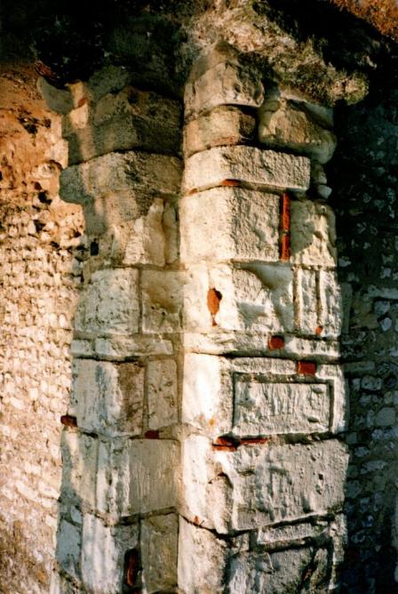 Eglise Saint-Pierre : remploi de morceaux de sarcophages